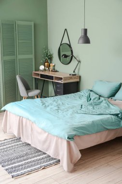 Modern şık yatak odasının içi.