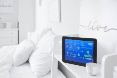 Akıllı ev otomasyonu uygulamalı tablet bilgisayar ve yatak odasında yardımcı aygıt