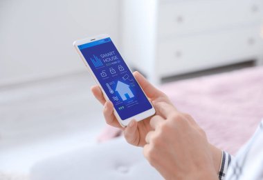 Akıllı ev otomasyonu uygulaması kullanan kadın