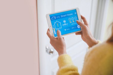 Akıllı ev otomasyonu uygulaması kullanan kadın