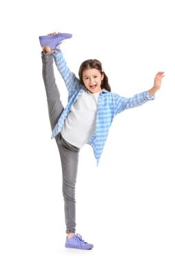 Beyaz arka planda dans eden tatlı kız.