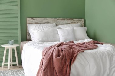 Konforlu yatak odasının içi çok şık.