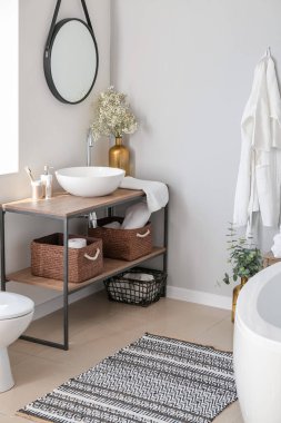 Çiçek desenli banyonun içi.