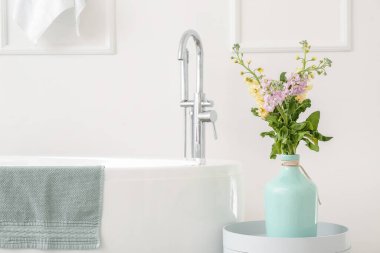 Banyo içi taze çiçeklerle dolu.