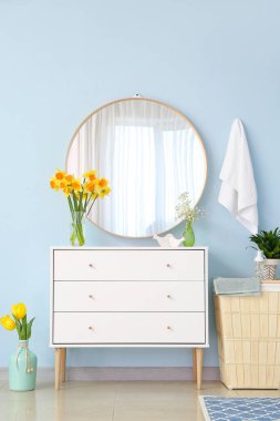 Banyo içi taze çiçeklerle dolu.