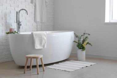 Çiçek desenli banyonun içi.