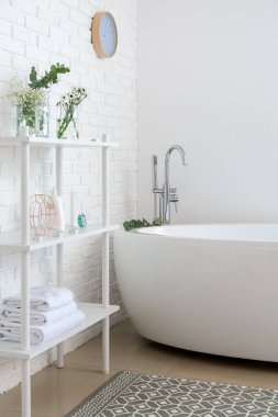 Çiçek desenli banyonun içi.