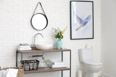 Banyo içi taze çiçeklerle dolu.