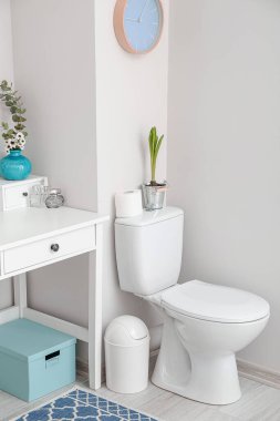 Çiçek desenli banyonun içi.