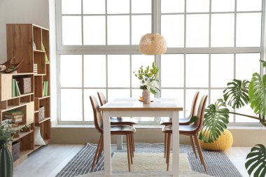 Çiçekli modern şık yemek odasının içi.