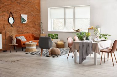 Çiçekli modern şık yemek odasının içi.