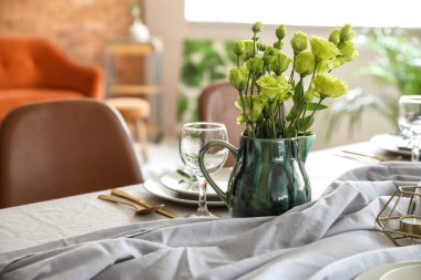 Modern yemek odasında servis edilir.