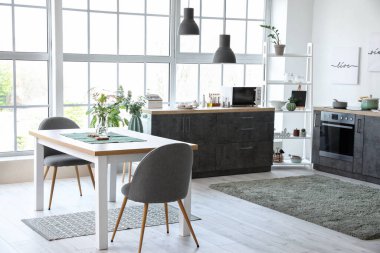 Çiçekli modern şık yemek odasının içi.