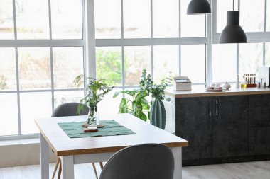 Çiçekli modern şık yemek odasının içi.