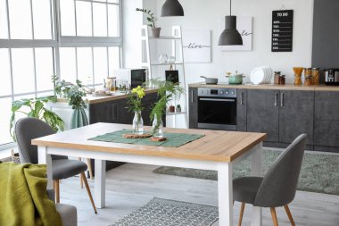 Çiçekli modern şık yemek odasının içi.