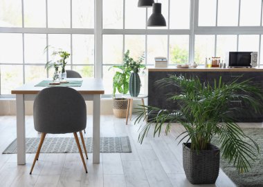 Çiçekli modern şık yemek odasının içi.