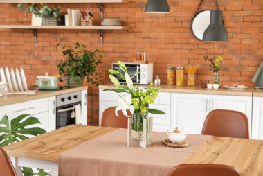 Çiçekli modern şık yemek odasının içi.