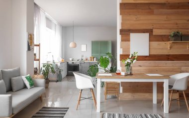 Stüdyo dairedeki modern şık yemek odasının içinde.