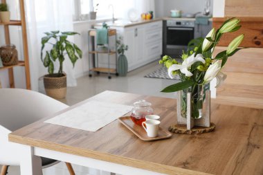 Stüdyo dairedeki modern şık yemek odasının içinde.