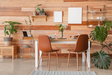 Çiçekli modern şık yemek odasının içi.