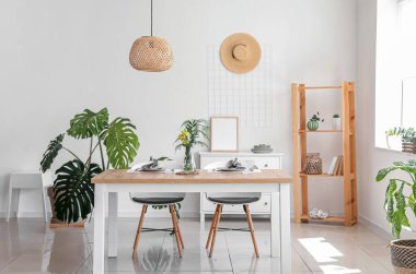 Çiçekli modern şık yemek odasının içi.