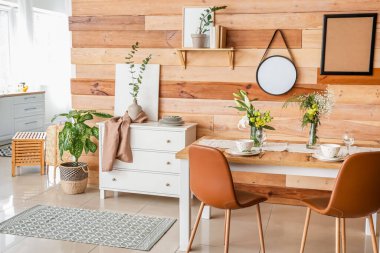 Çiçekli modern şık yemek odasının içi.