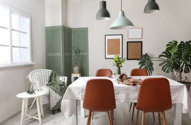 Çiçekli modern şık yemek odasının içi.