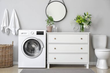 Çiçek desenli modern banyo.