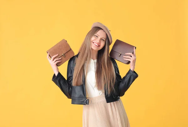 Belle Femme Avec Des Sacs Élégants Sur Fond Couleur — Photo