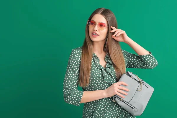 Schöne Frau Mit Stilvoller Tasche Auf Farbigem Hintergrund — Stockfoto