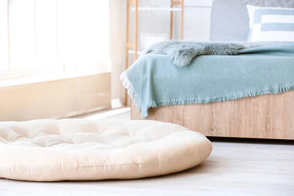 Bequemes Haustierbett Auf Dem Boden Schlafzimmer — Stockfoto