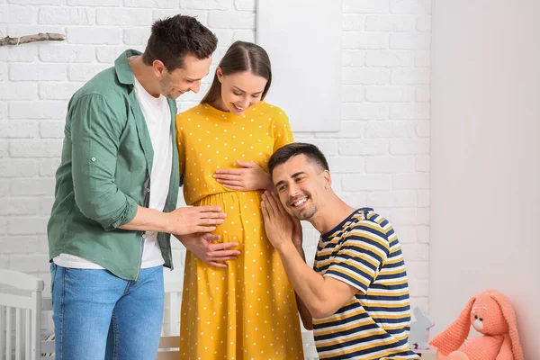 Gay Pár Těhotnou Ženou Doma — Stock fotografie