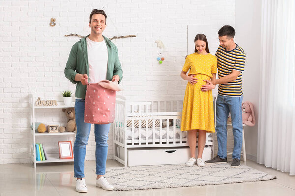 Гей-пара с беременной женщиной дома
