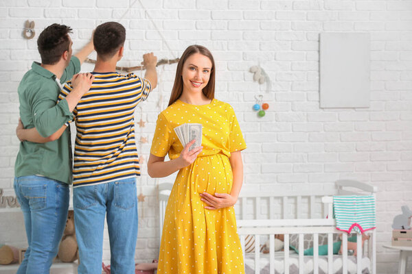 Беременная женщина с деньгами в доме гей-пары
