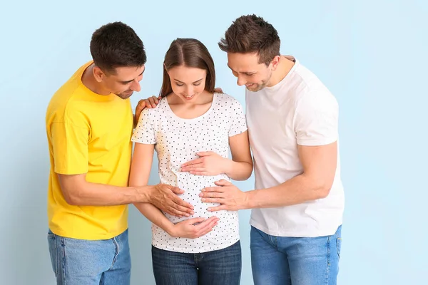 Pareja Gay Con Mujer Embarazada Color Fondo — Foto de Stock