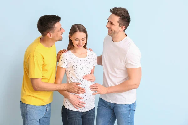 Gay Paar Met Zwanger Vrouw Kleur Achtergrond — Stockfoto