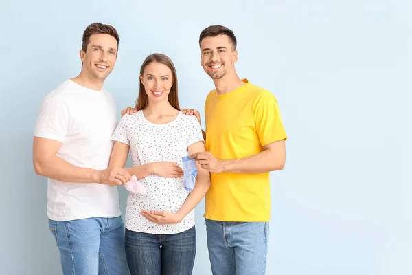 Schwules Paar Mit Schwangerer Frau Auf Farbigem Hintergrund — Stockfoto