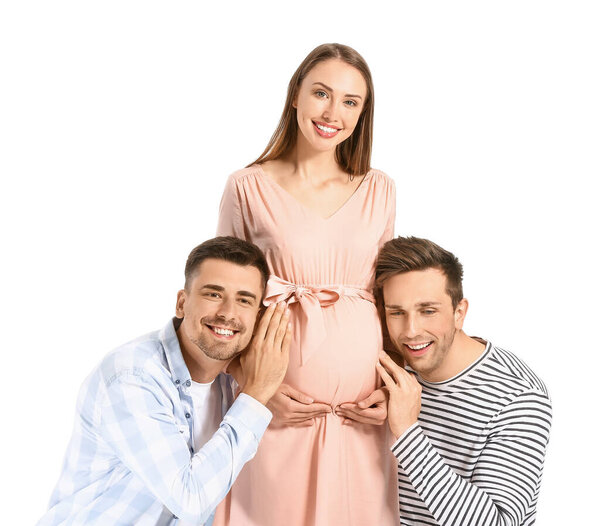 Гей пара с беременной женщиной на белом фоне
