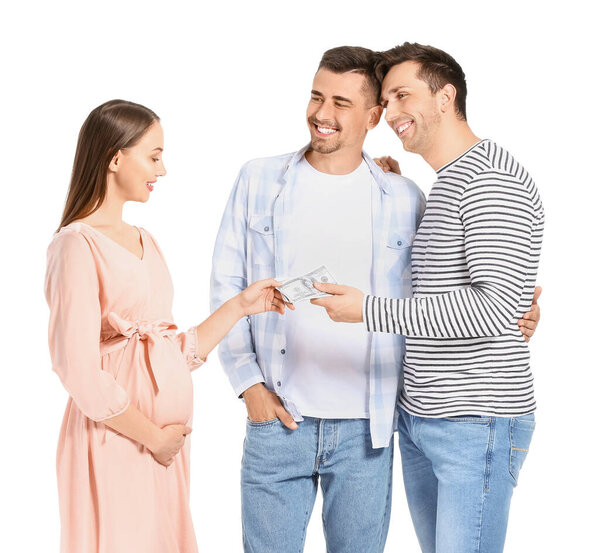 Пара геев дает деньги беременной женщине на белом фоне
