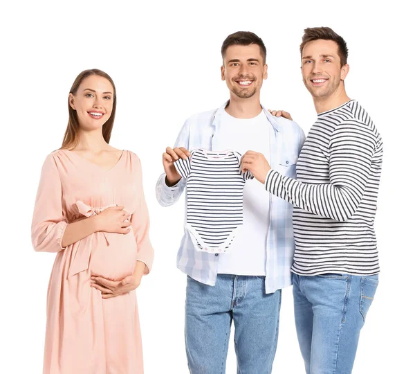 Eşcinsel Çift Beyaz Arka Planda Bebek Kıyafetleri Olan Hamile Kadın — Stok fotoğraf