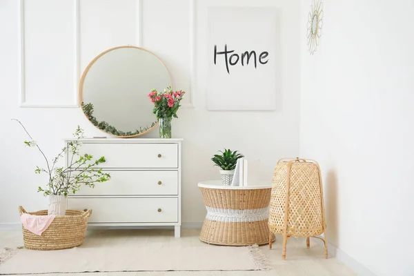 Intérieur Chambre Avec Miroir Élégant Fleurs Printemps — Photo