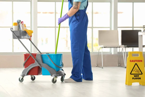 Männlicher Hausmeister Wischt Fußboden Büro — Stockfoto