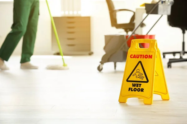 Männlicher Hausmeister Wischt Fußboden Büro — Stockfoto