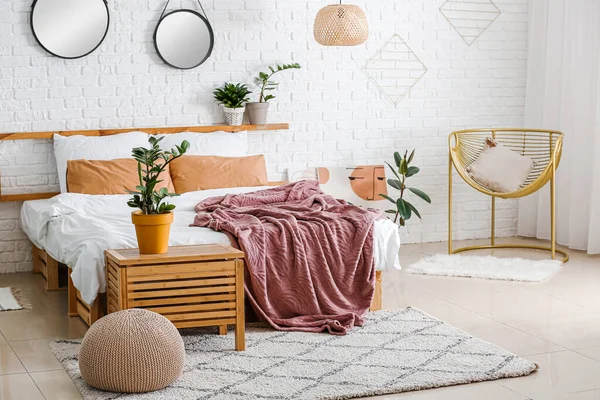 Bitkileriyle Dolu Modern Şık Bir Yatak Odası — Stok fotoğraf
