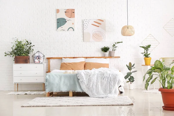 Interieur Eines Modernen Stilvollen Schlafzimmers Mit Zimmerpflanzen — Stockfoto