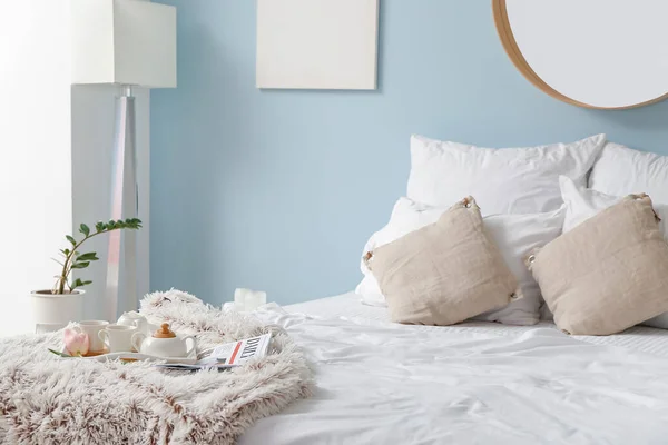 モダンな快適なベッドルームのインテリア — ストック写真
