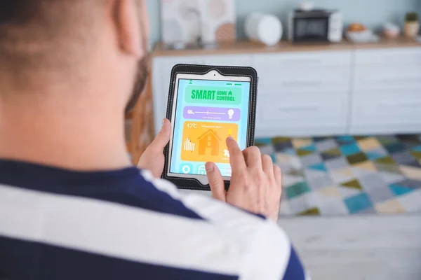 Homme Utilisant Application Domotique Intelligente — Photo