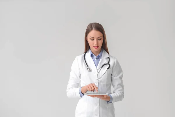Young Female Doctor Tablet Computer Grey Background — Stock Photo, Image