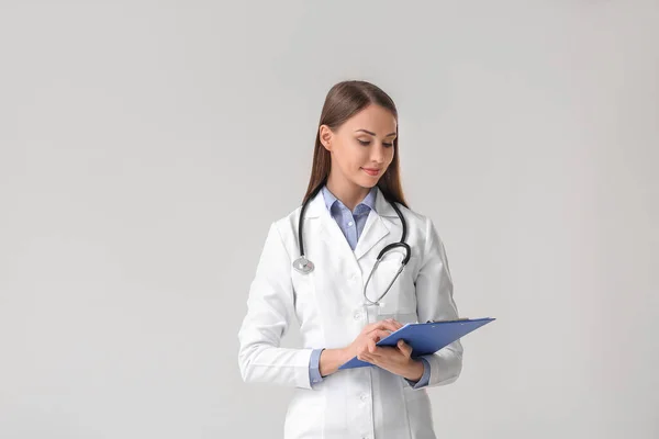 Retrato Jovem Médica Sobre Fundo Cinzento — Fotografia de Stock