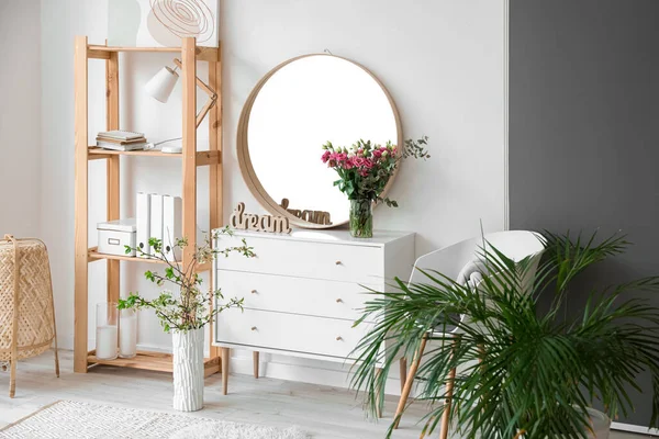 Interior Habitación Con Espejo Elegante Flores Primavera —  Fotos de Stock